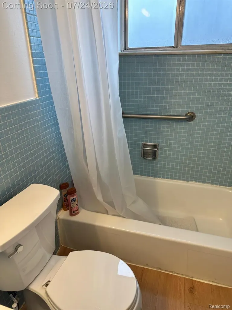 1870 Axtell Drive Oakland Charter Township MI 48084