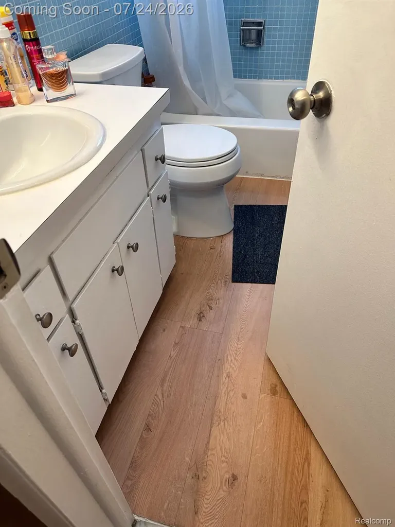 1870 Axtell Drive Oakland Charter Township MI 48084