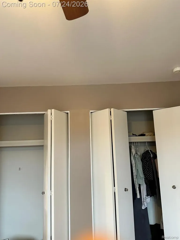 1870 Axtell Drive Oakland Charter Township MI 48084