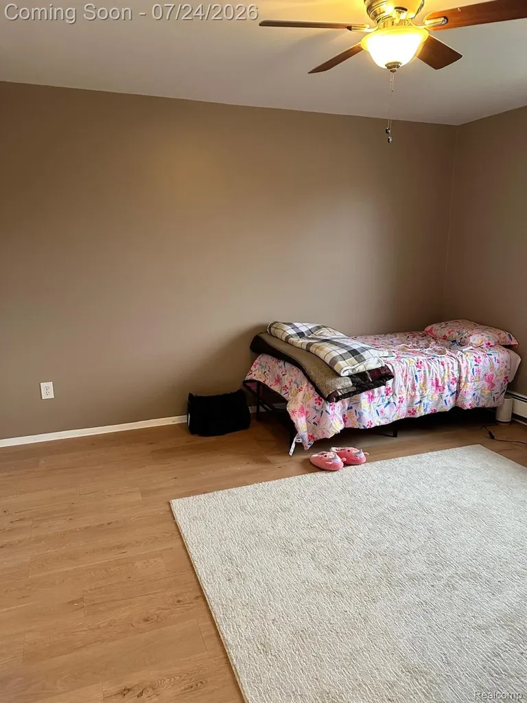 1870 Axtell Drive Oakland Charter Township MI 48084