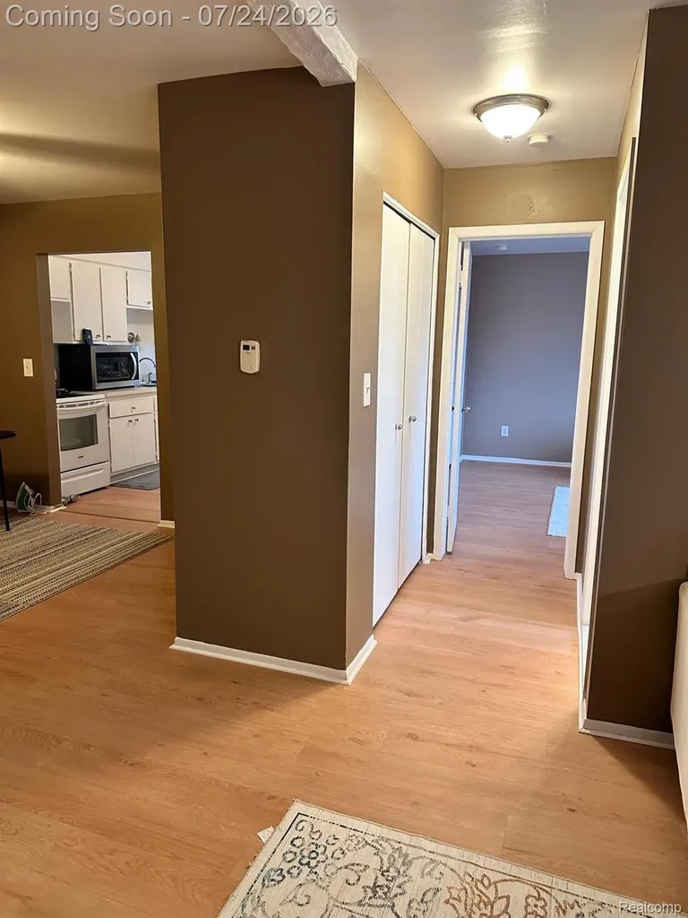 1870 Axtell Drive Oakland Charter Township MI 48084