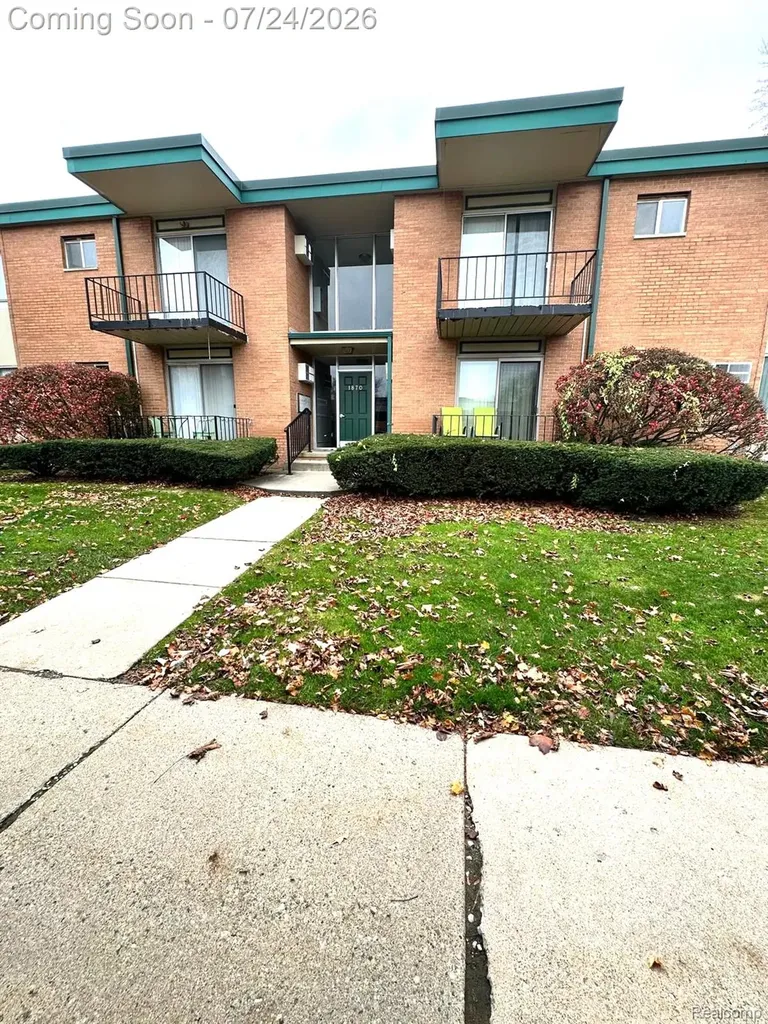 1870 Axtell Drive Oakland Charter Township MI 48084