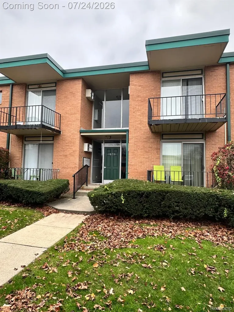 1870 Axtell Drive Oakland Charter Township MI 48084