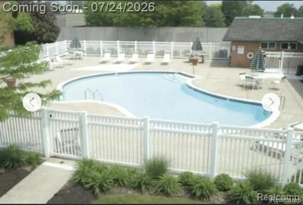 1870 Axtell Drive Oakland Charter Township MI 48084