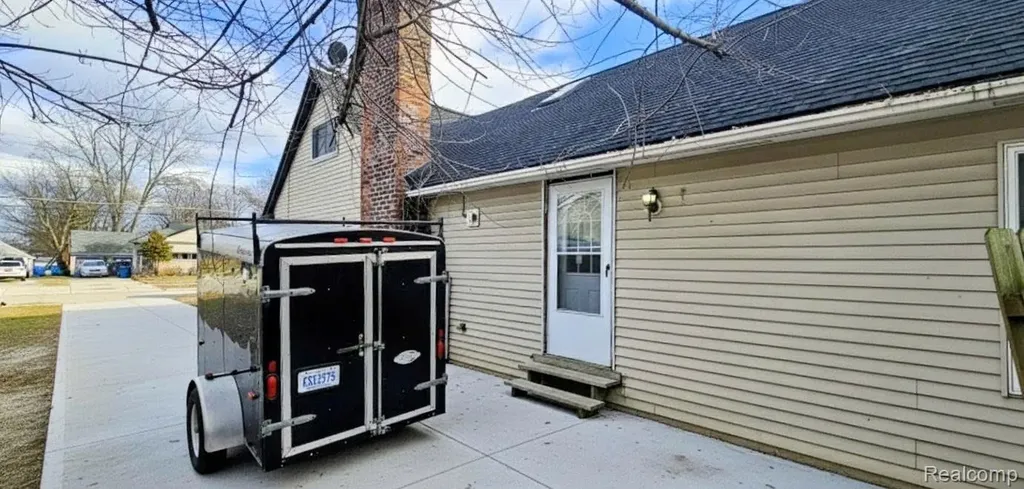 24653 Eureka Avenue Warren City MI 48091