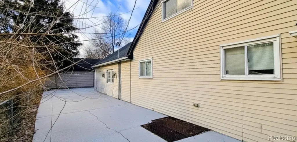 24653 Eureka Avenue Warren City MI 48091