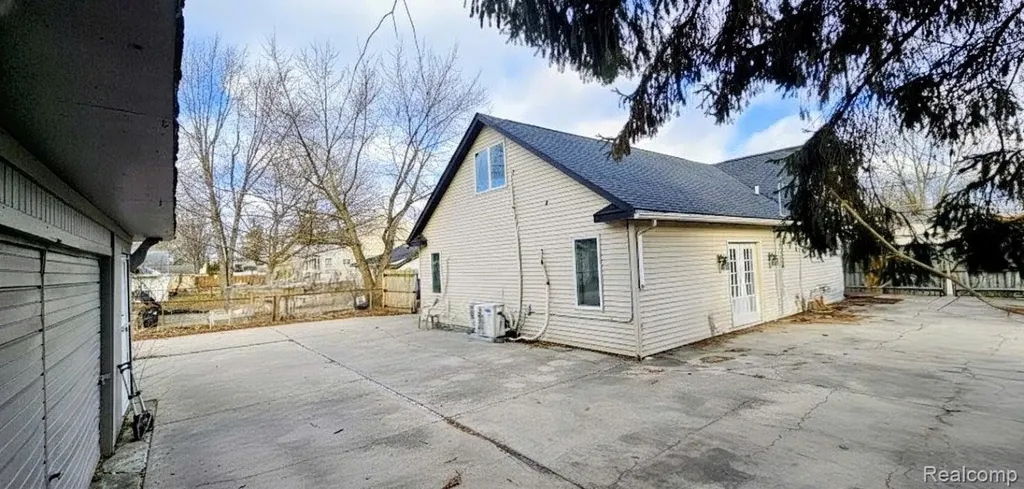24653 Eureka Avenue Warren City MI 48091