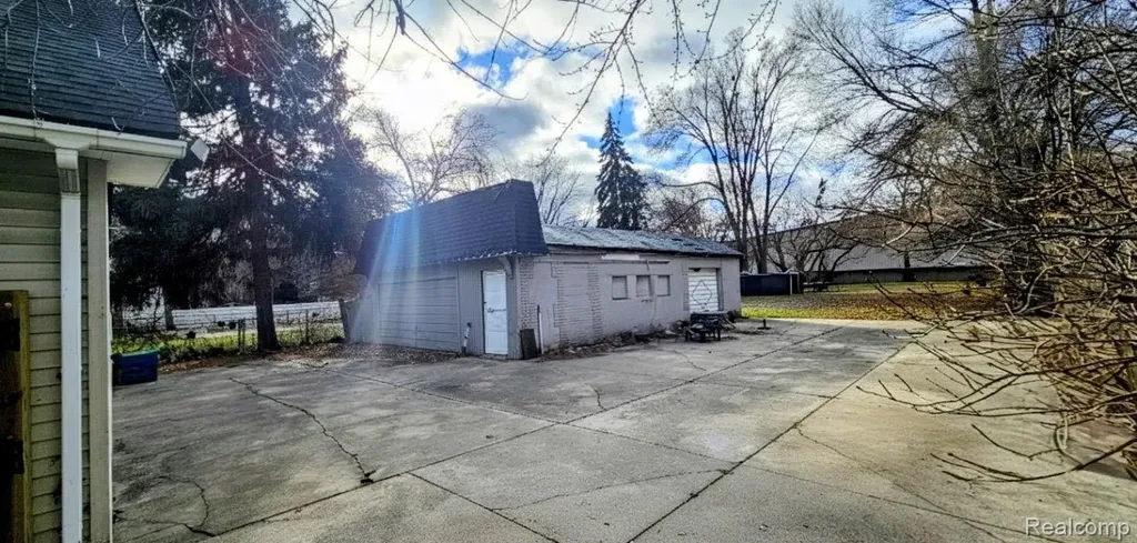 24653 Eureka Avenue Warren City MI 48091