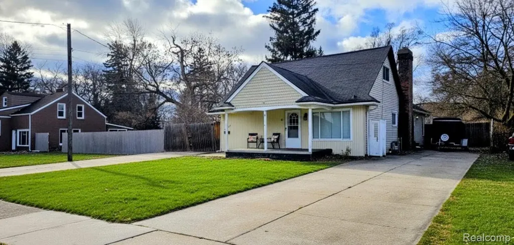 24653 Eureka Avenue Warren City MI 48091