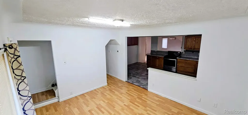 24653 Eureka Avenue Warren City MI 48091