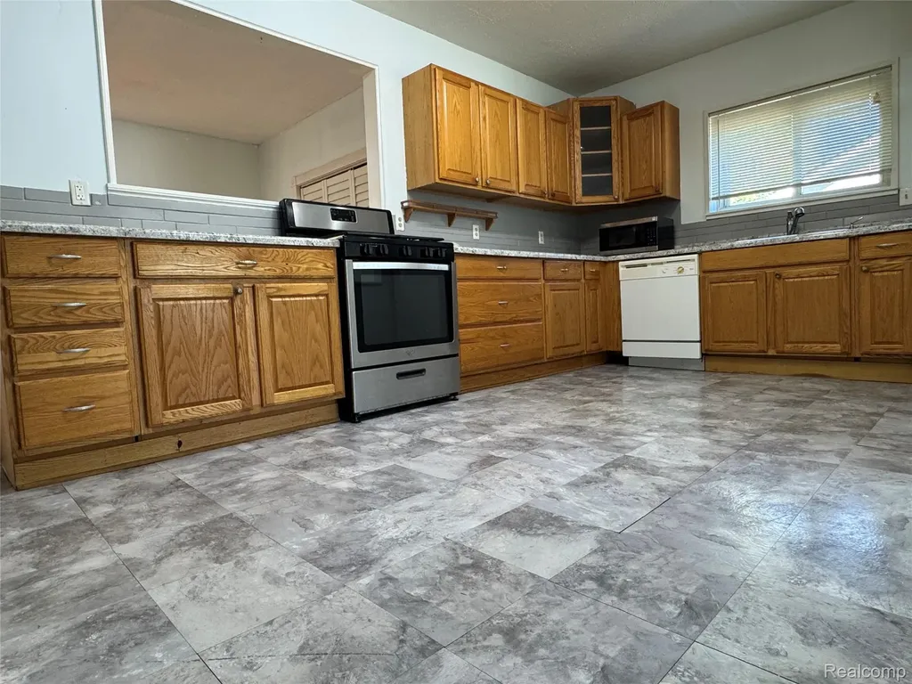 24653 Eureka Avenue Warren City MI 48091