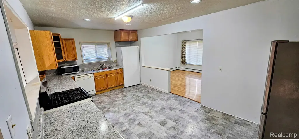 24653 Eureka Avenue Warren City MI 48091