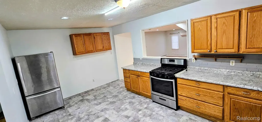 24653 Eureka Avenue Warren City MI 48091