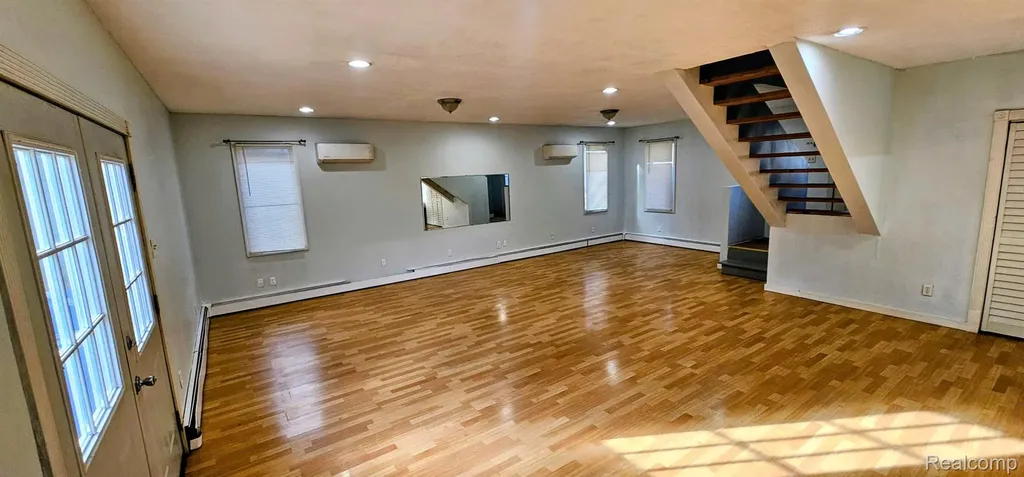 24653 Eureka Avenue Warren City MI 48091