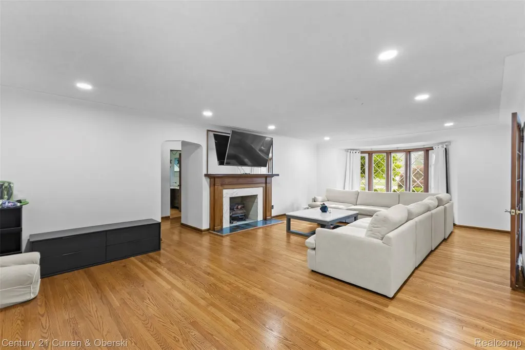 4 Crescent Court Dearborn City MI 48124