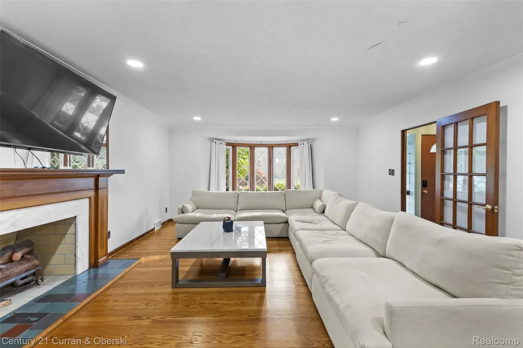 4 Crescent Court Dearborn City MI 48124