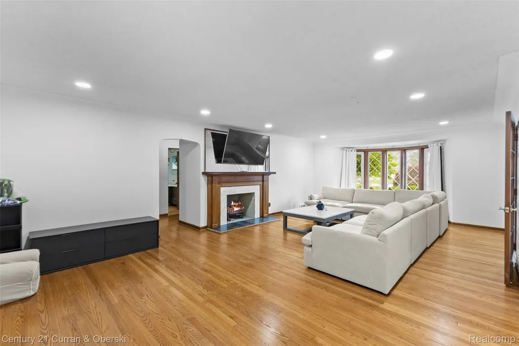 4 Crescent Court Dearborn City MI 48124