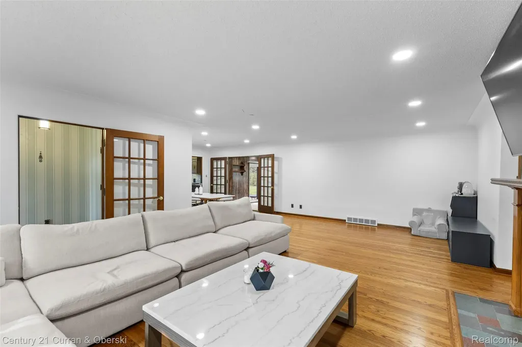 4 Crescent Court Dearborn City MI 48124