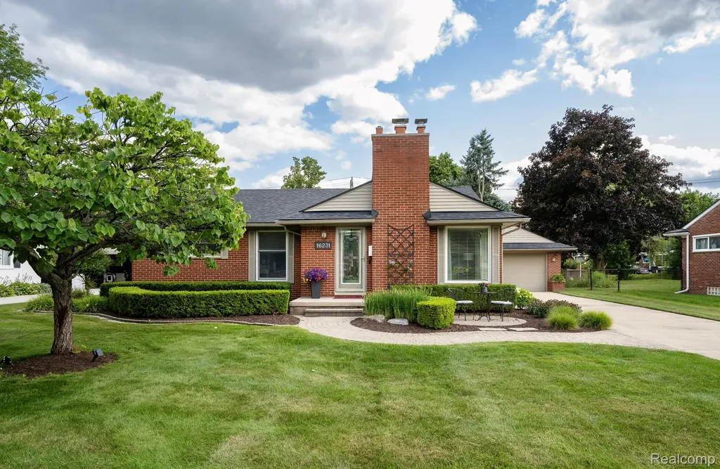 16231 Beechwood Avenue Beverly Hills Village MI 48025