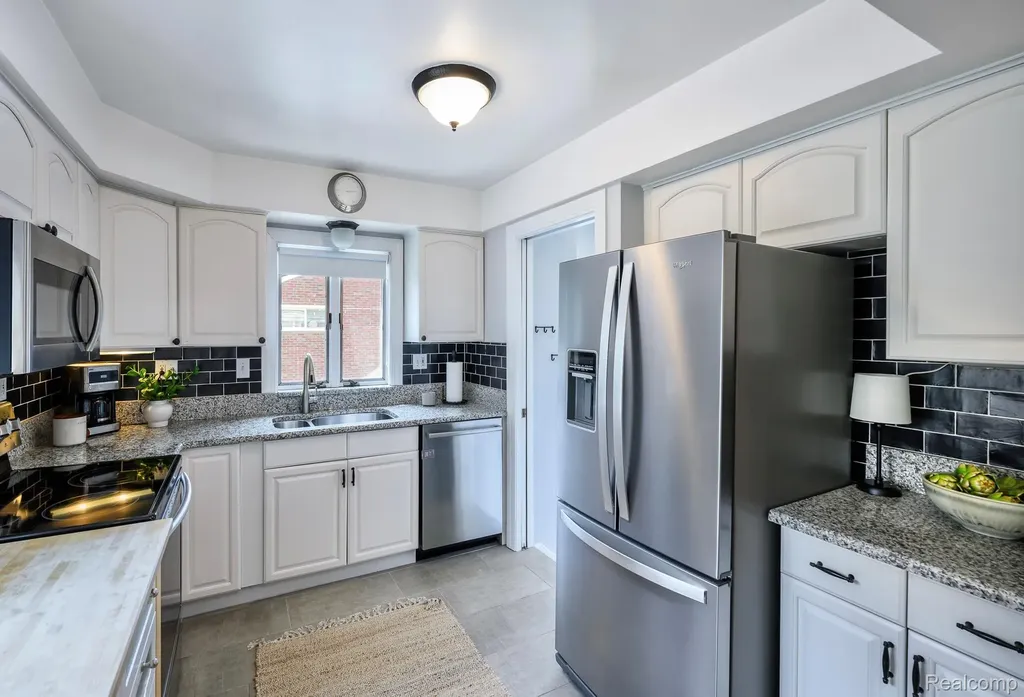 16231 Beechwood Avenue Beverly Hills Village MI 48025