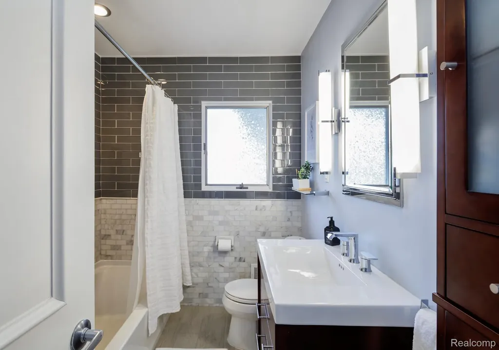 16231 Beechwood Avenue Beverly Hills Village MI 48025