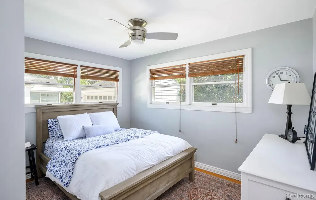 16231 Beechwood Avenue Beverly Hills Village MI 48025