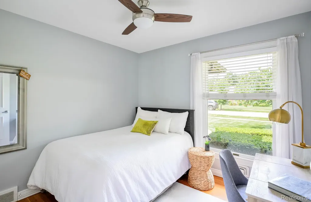 16231 Beechwood Avenue Beverly Hills Village MI 48025