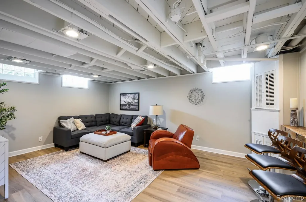 16231 Beechwood Avenue Beverly Hills Village MI 48025