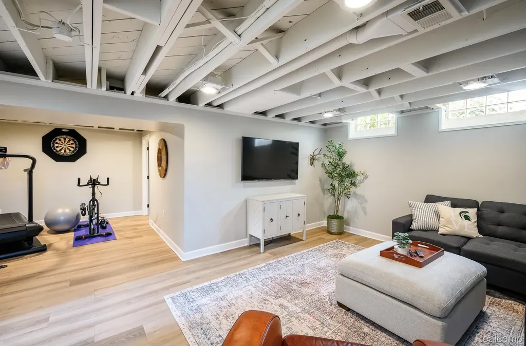 16231 Beechwood Avenue Beverly Hills Village MI 48025