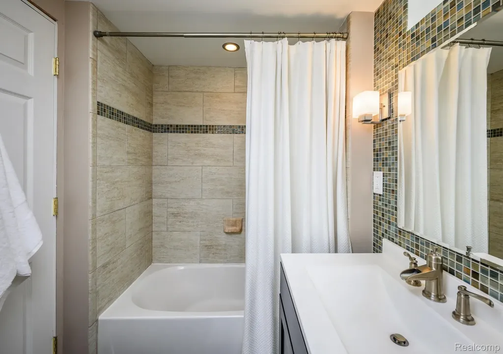16231 Beechwood Avenue Beverly Hills Village MI 48025