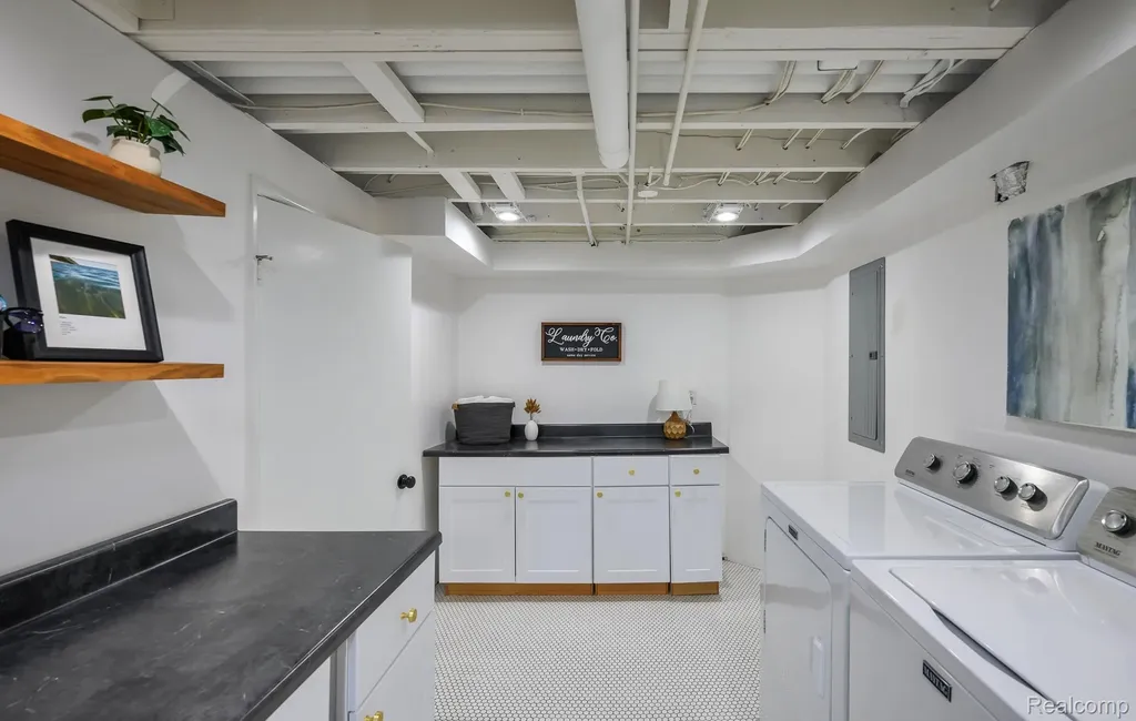 16231 Beechwood Avenue Beverly Hills Village MI 48025