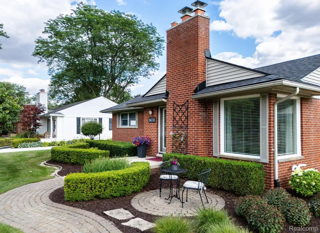 16231 Beechwood Avenue Beverly Hills Village MI 48025