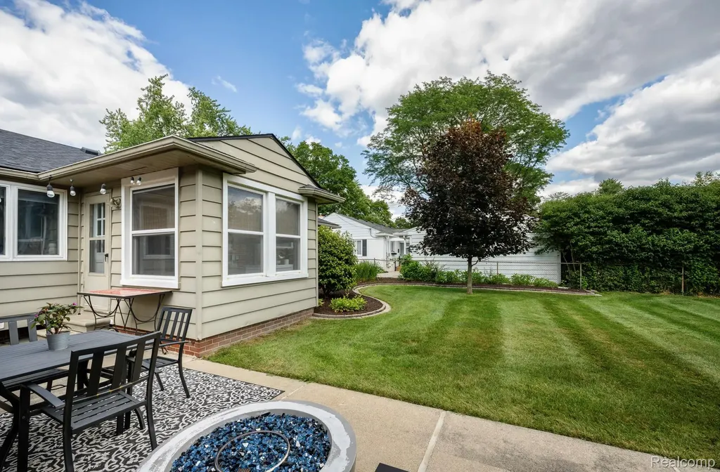 16231 Beechwood Avenue Beverly Hills Village MI 48025
