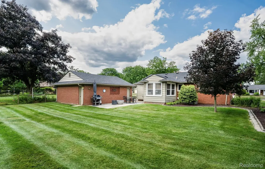16231 Beechwood Avenue Beverly Hills Village MI 48025