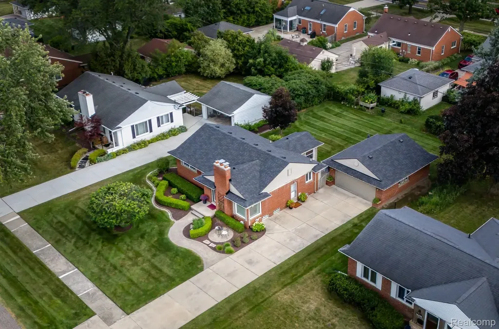 16231 Beechwood Avenue Beverly Hills Village MI 48025