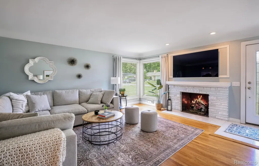 16231 Beechwood Avenue Beverly Hills Village MI 48025