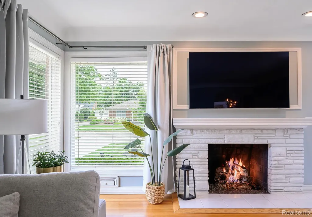 16231 Beechwood Avenue Beverly Hills Village MI 48025