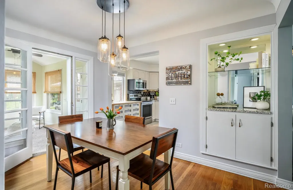 16231 Beechwood Avenue Beverly Hills Village MI 48025