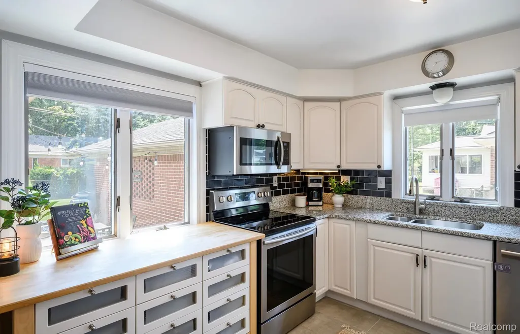 16231 Beechwood Avenue Beverly Hills Village MI 48025
