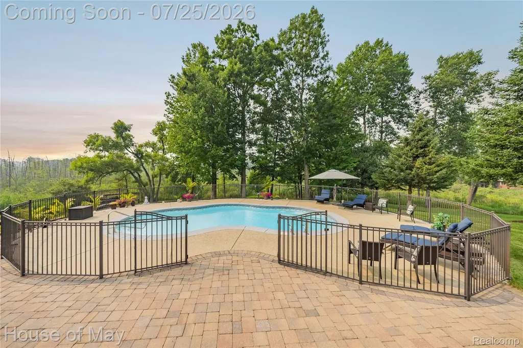 2082 Sandlewood Drive White Lake Charter Township MI 48383