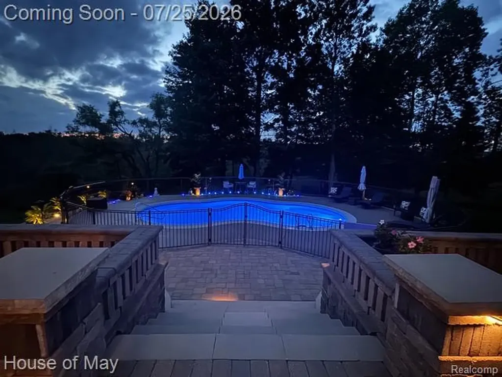 2082 Sandlewood Drive White Lake Charter Township MI 48383