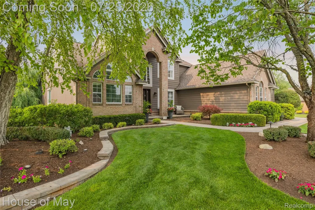 2082 Sandlewood Drive White Lake Charter Township MI 48383