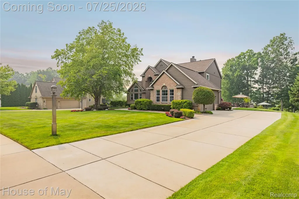 2082 Sandlewood Drive White Lake Charter Township MI 48383