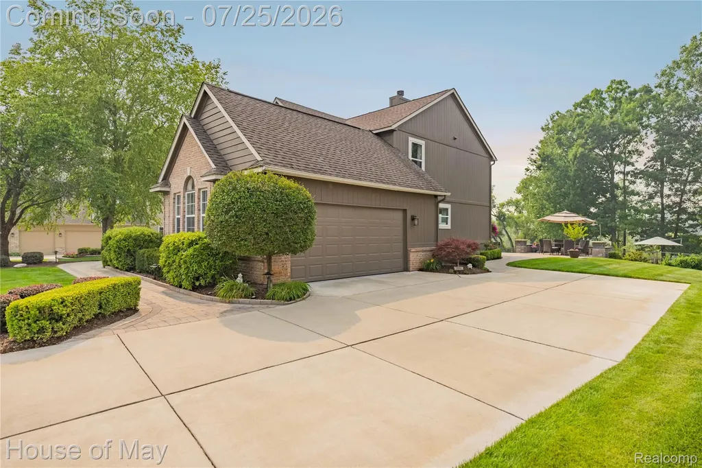 2082 Sandlewood Drive White Lake Charter Township MI 48383