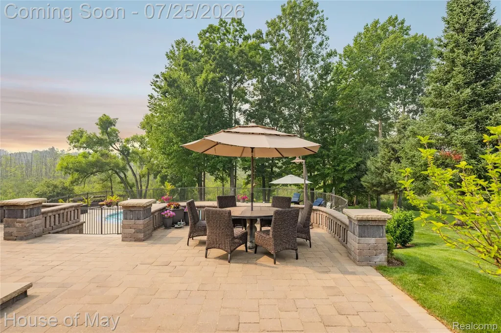 2082 Sandlewood Drive White Lake Charter Township MI 48383