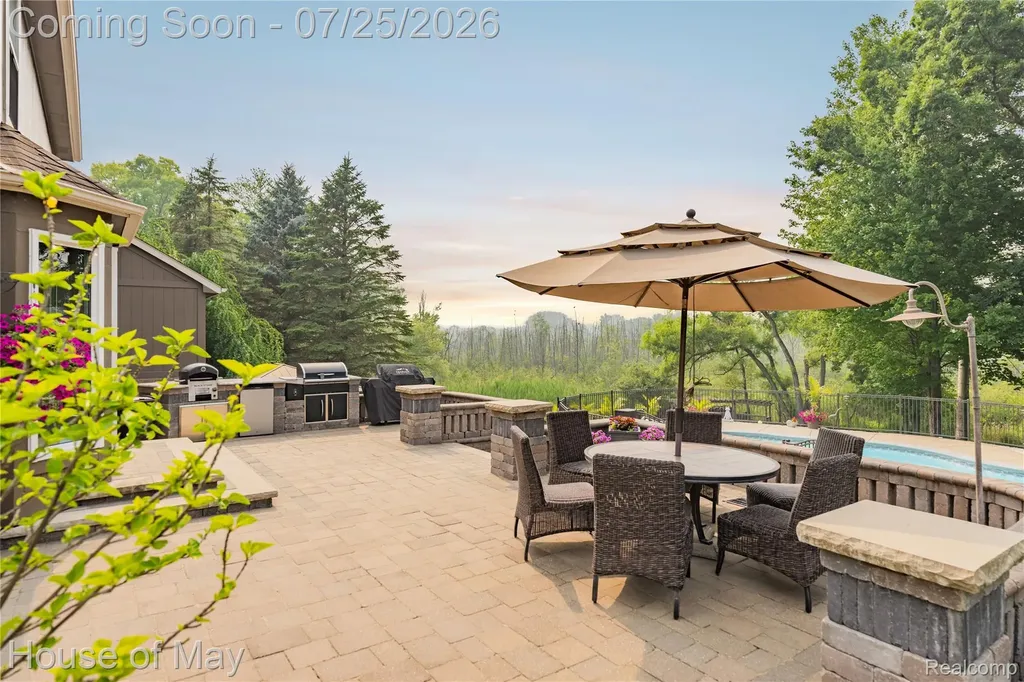 2082 Sandlewood Drive White Lake Charter Township MI 48383