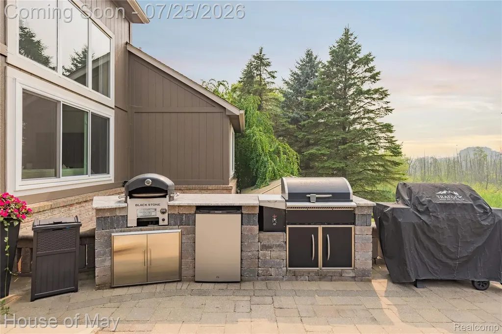 2082 Sandlewood Drive White Lake Charter Township MI 48383