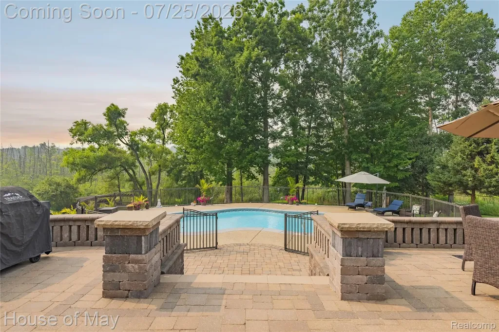 2082 Sandlewood Drive White Lake Charter Township MI 48383