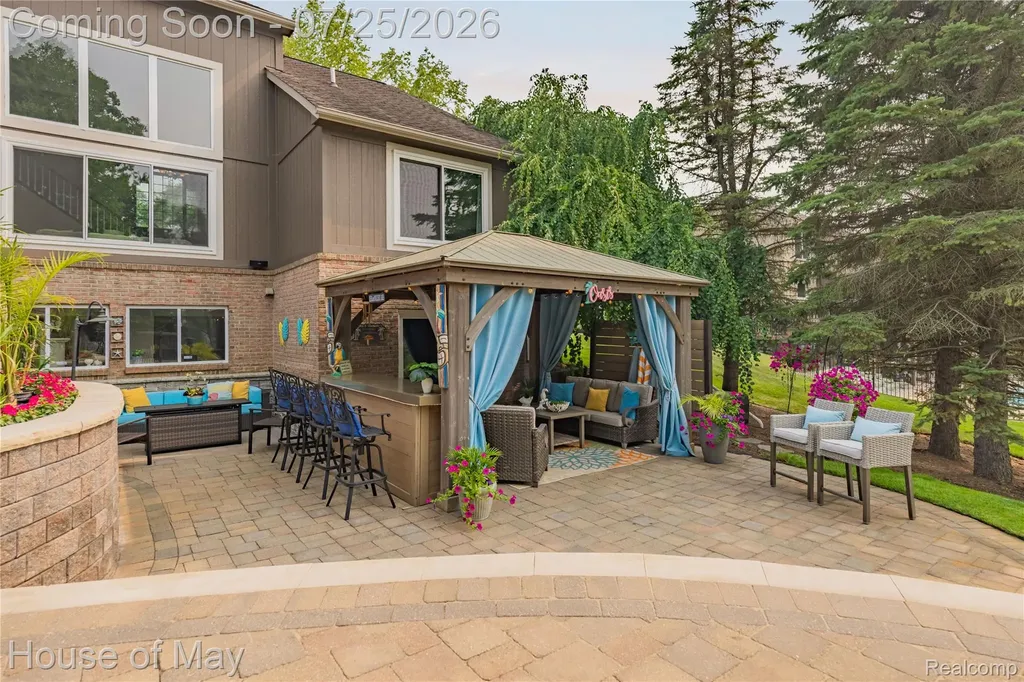 2082 Sandlewood Drive White Lake Charter Township MI 48383