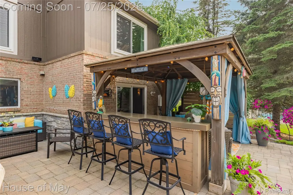 2082 Sandlewood Drive White Lake Charter Township MI 48383